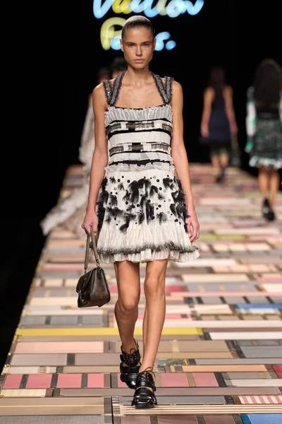 Look 18